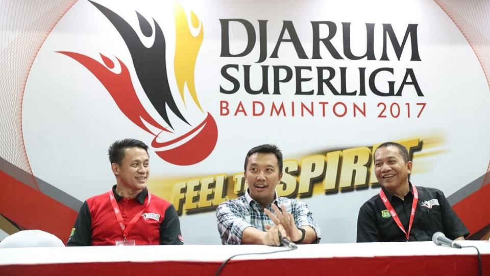 Menpora%20Imam%20Nahrawi%20%28tengah%29%20dalam%20konferensi%20pers%2C%20Minggu%20%2826%2F02%2F17%29.